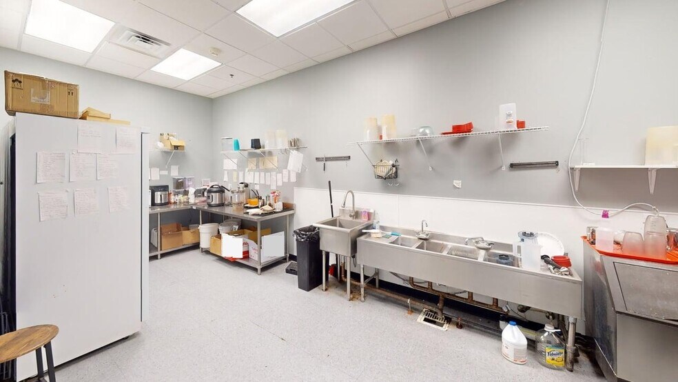 More Photos Of 2577 S 171st Ct, Omaha General Retail For Lease