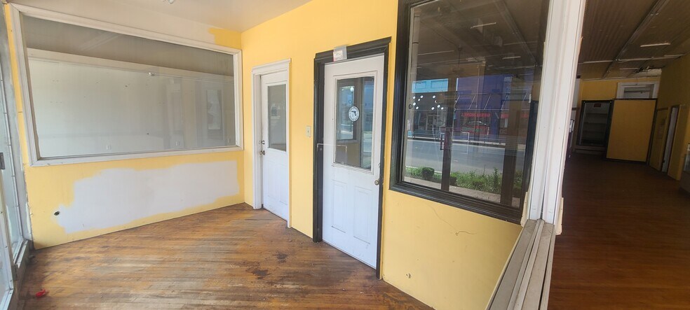 More Photos Of 400 S Main St, Emporia Restaurant For Lease