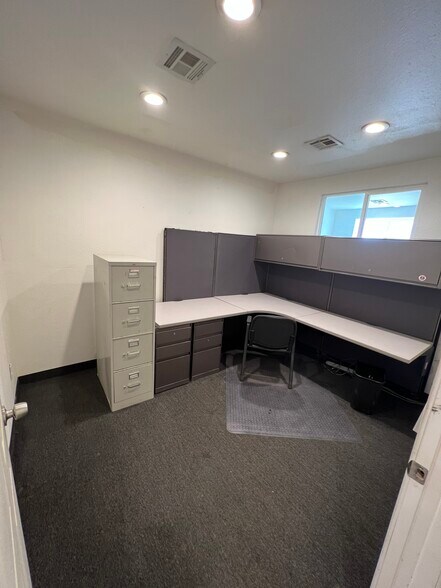 More Photos Of 225 N Highway 91, Summit Service For Lease