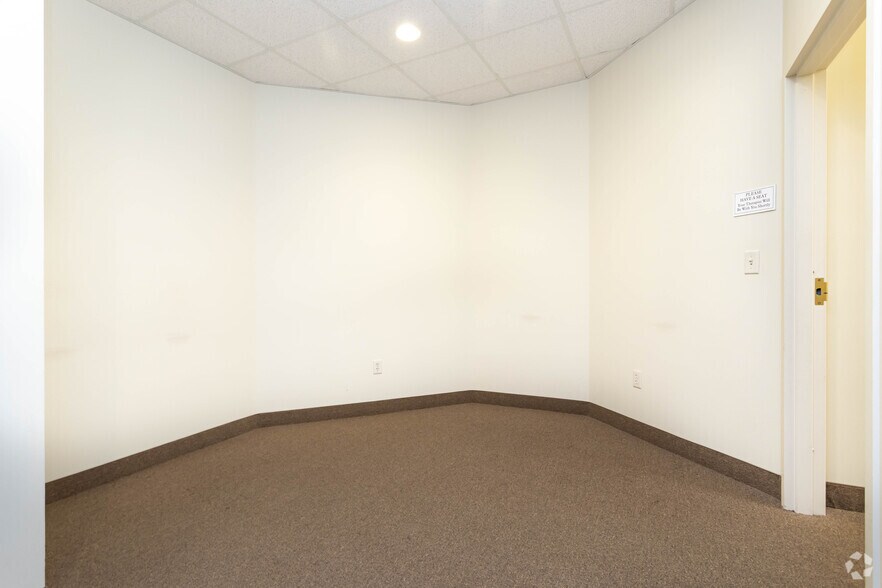 More Photos Of 21 Willow Pond Way, Penfield Office For Lease