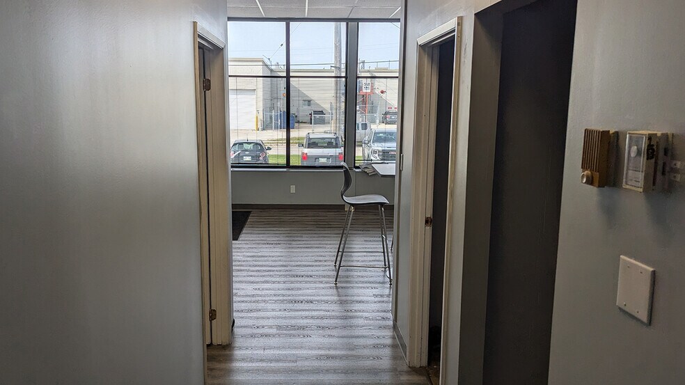 More Photos Of 549 King Edward St, Winnipeg Showroom For Lease