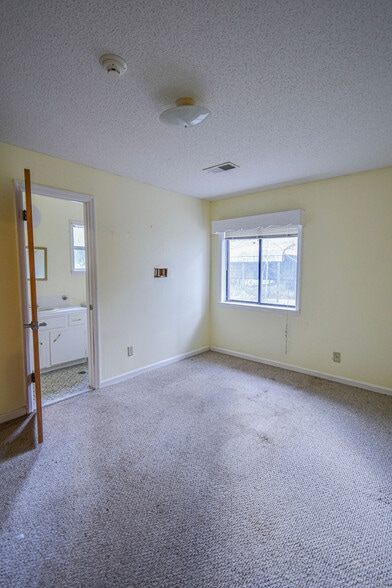 More Photos Of 182 Roberts St W, Salley Medical For Sale