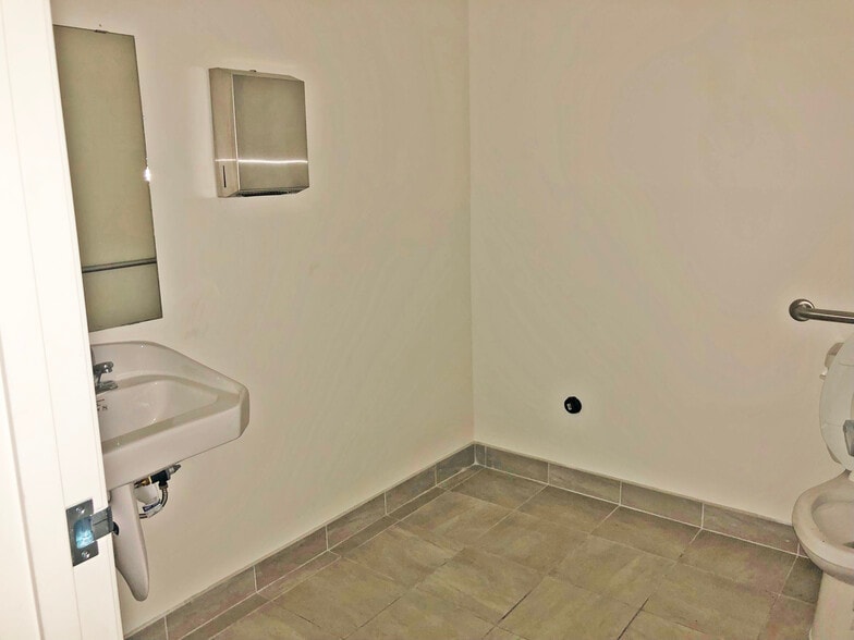 More Photos Of 20861-20871 Lassen St, Chatsworth Unknown For Lease