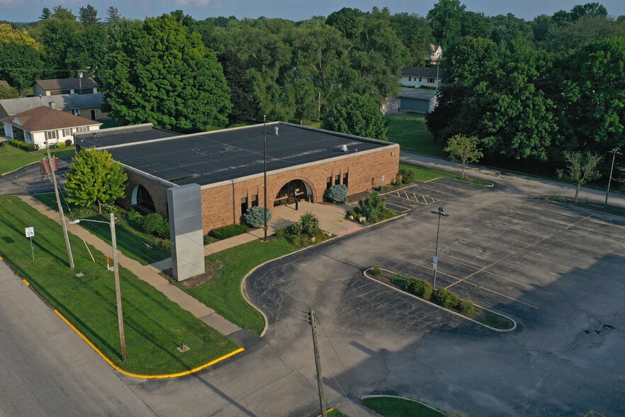Primary Photo Of 324 E Main St, Knoxville Bank For Lease