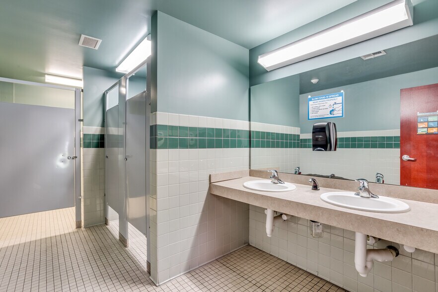 More Photos Of 500 W 1 St Ave, Hutchinson Office For Sale