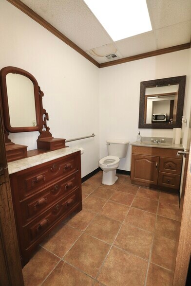 More Photos Of 2912 Lakeside Dr, Oklahoma City Office For Sale