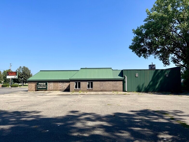 More Photos Of 488 S Dexter St, Ionia Freestanding For Lease