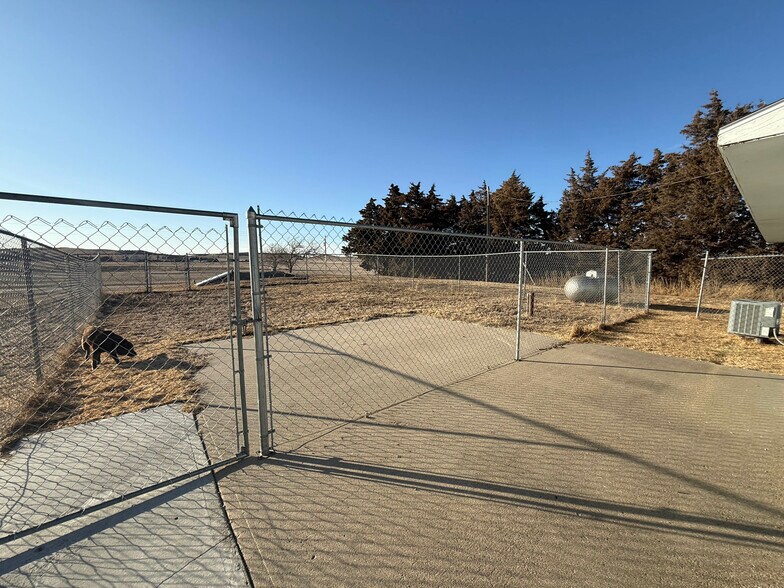 More Photos Of 44003 Road 801, Broken Bow Veterinarian Kennel For Sale