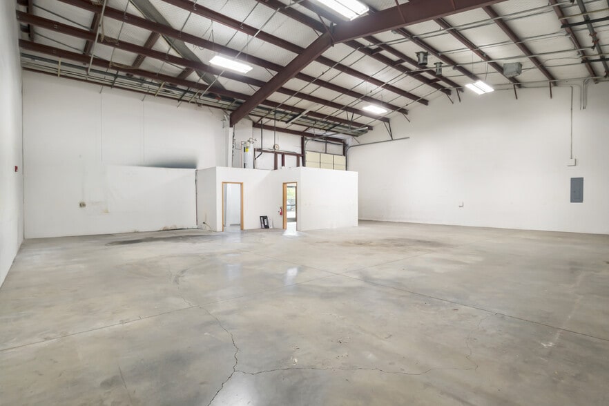 More Photos Of 20756 High Desert Ct, Bend Warehouse For Lease