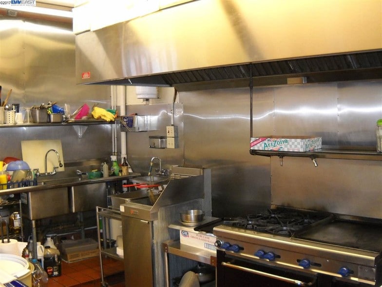 More Photos Of 2701 E 9th St, Oakland Convenience Store For Sale