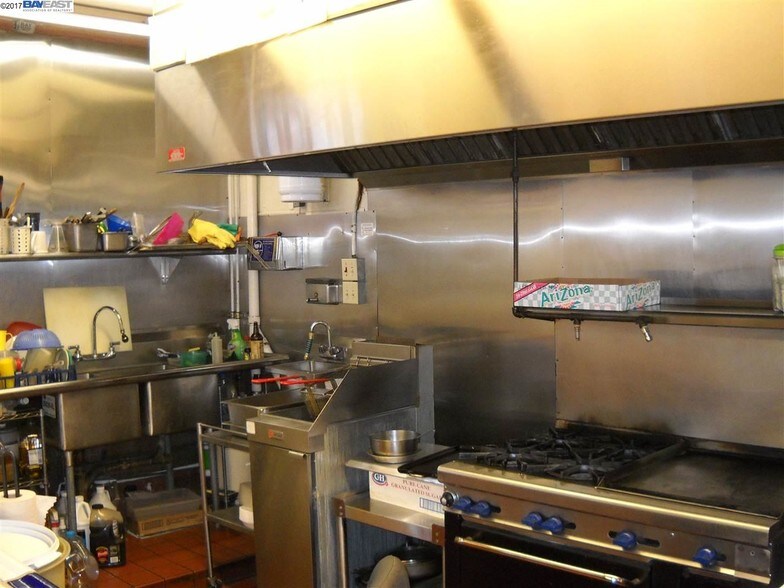 More Photos Of 2701 E 9th St, Oakland Convenience Store For Sale