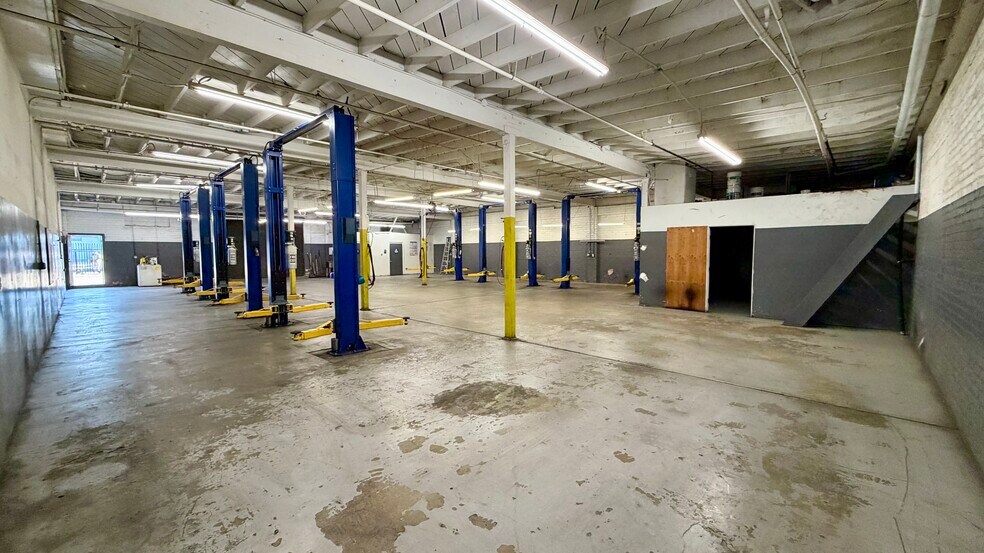 More Photos Of 14855 Bessemer St, Van Nuys Service For Lease