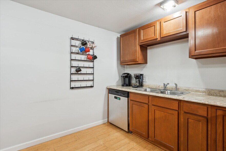 More Photos Of 1050 S Quitman St, Denver Showroom For Sale