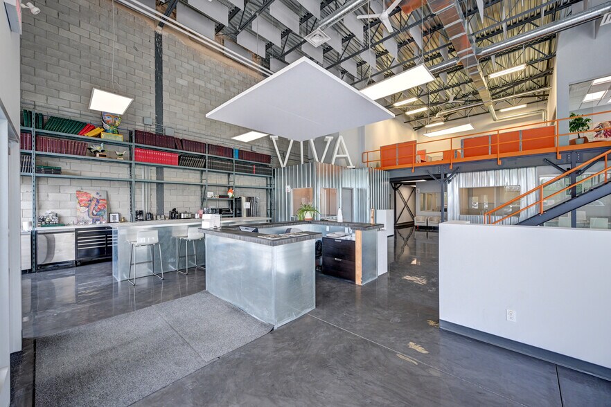 More Photos Of 3665-3701 Boul De La Cite-Des-Jeunes, Vaudreuil-dorion Light Distribution For Lease