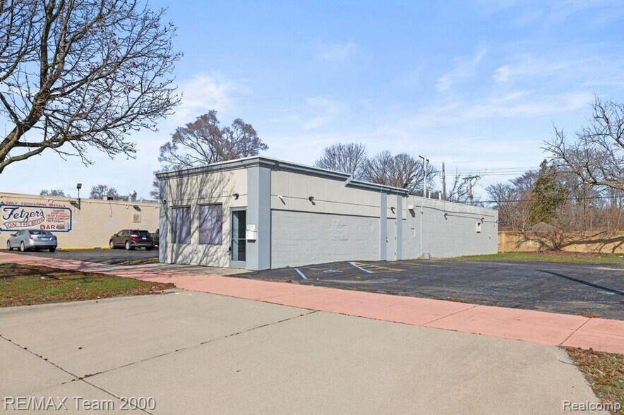 More Photos Of 5153 S Beech Daly St, Dearborn Heights Freestanding For Lease