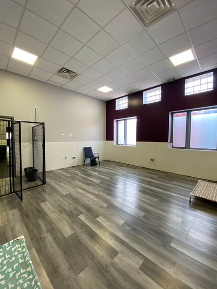More Photos Of 703 Childs St, Wheaton Veterinarian Kennel For Lease