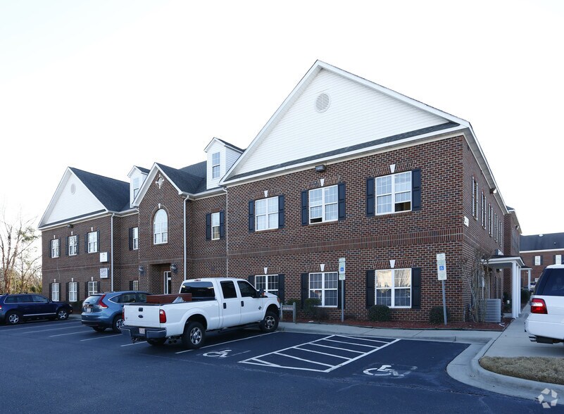 More Photos Of 2931 Breezewood Ave, Fayetteville Office For Lease