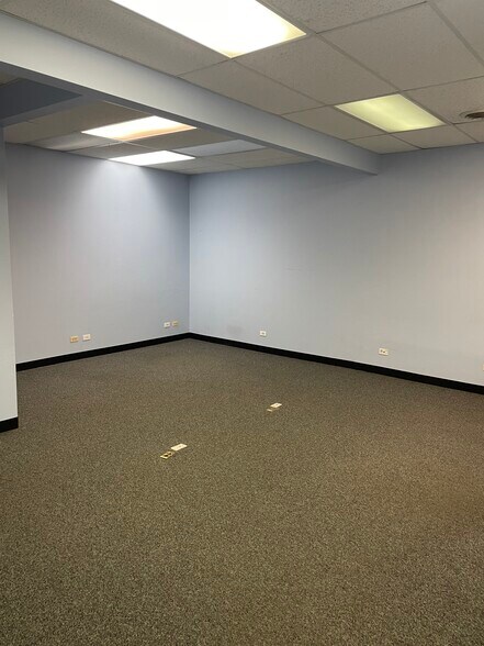 More Photos Of 3841 Oakton St, Skokie Storefront Retail Office For Lease