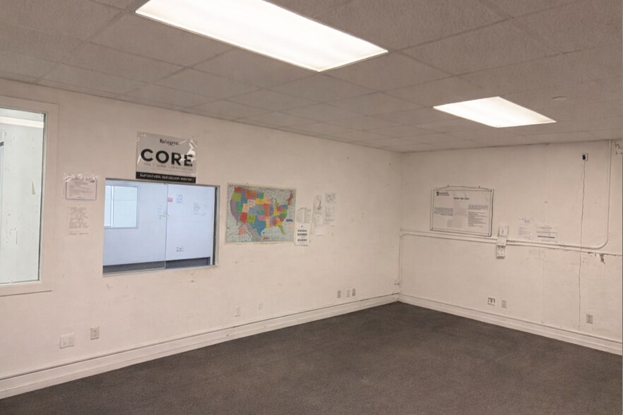 More Photos Of 2515 50th St, Woodside Warehouse For Lease