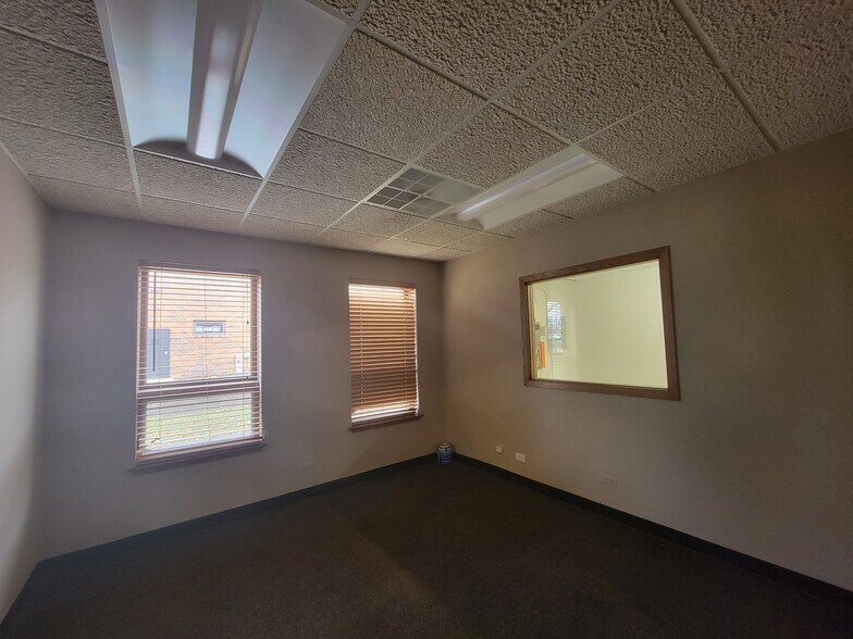 More Photos Of 290 Telser Rd, Lake Zurich Warehouse For Lease