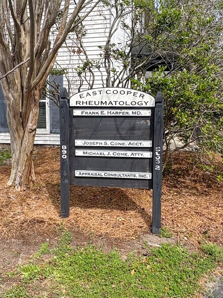 More Photos Of 890 Johnnie Dodds Blvd, Mount Pleasant Office For Lease