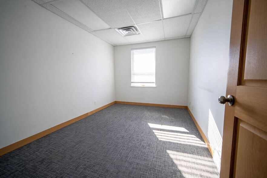 More Photos Of 2504 Ardmore St SE, Grand Rapids Office For Sale