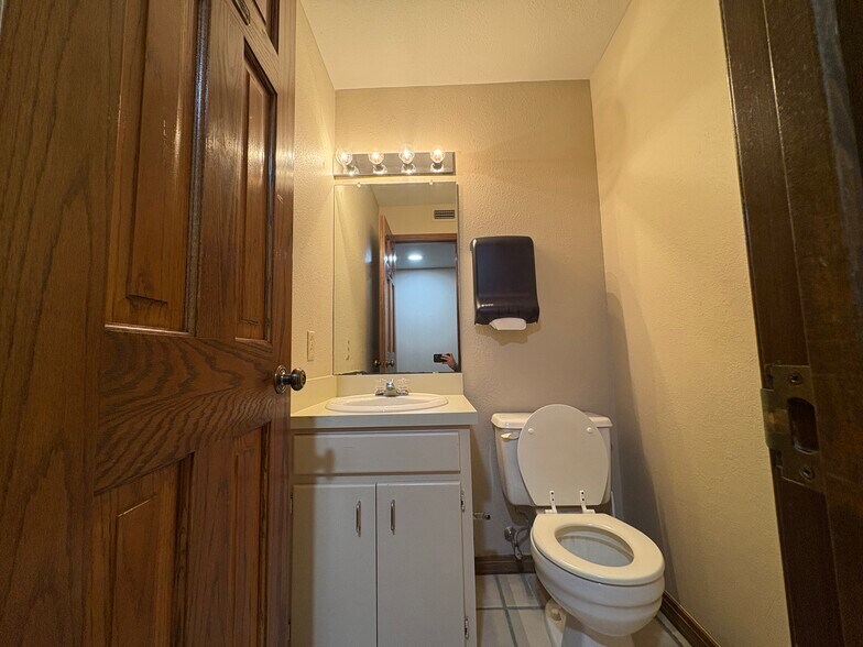 More Photos Of 614 N Travis St, Sherman Office For Lease