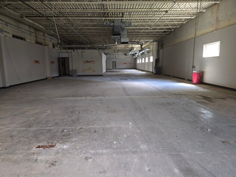 More Photos Of 557 E Tallmadge Ave, Akron Warehouse For Lease