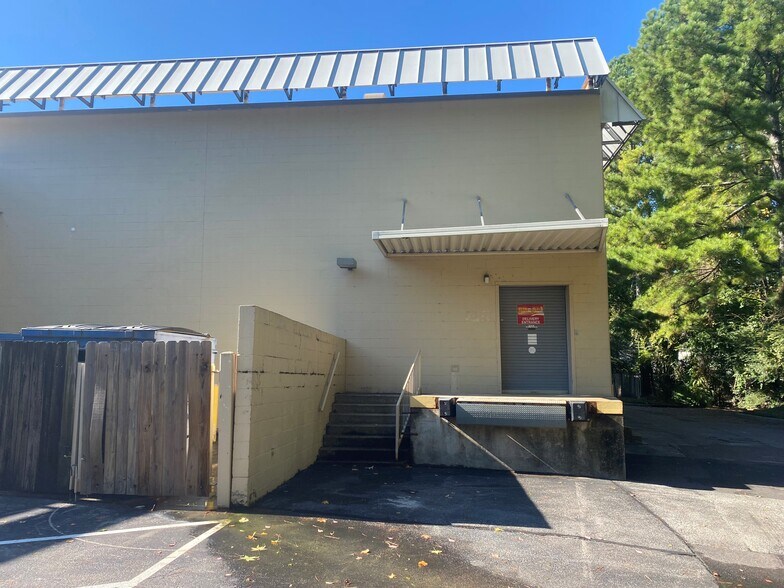 More Photos Of 7570-7604 W Farmington Blvd, Germantown General Retail For Lease