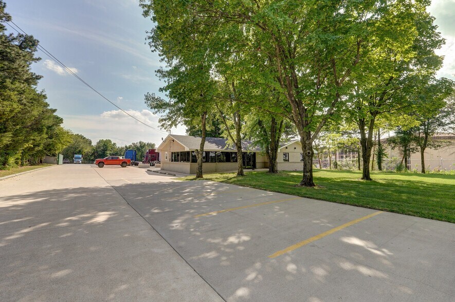 More Photos Of 3560 E Evergreen St, Springfield Office For Sale