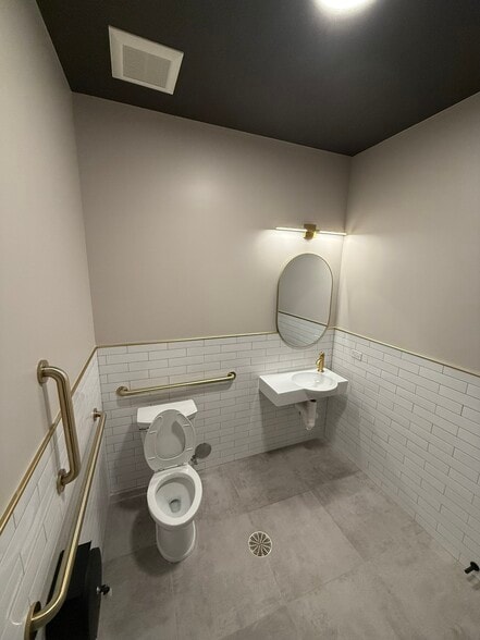 More Photos Of 24 E Saint Charles Rd, Villa Park Freestanding For Lease