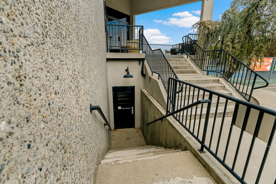 More Photos Of 2501 Racquet Ln, Yakima Health Club For Lease