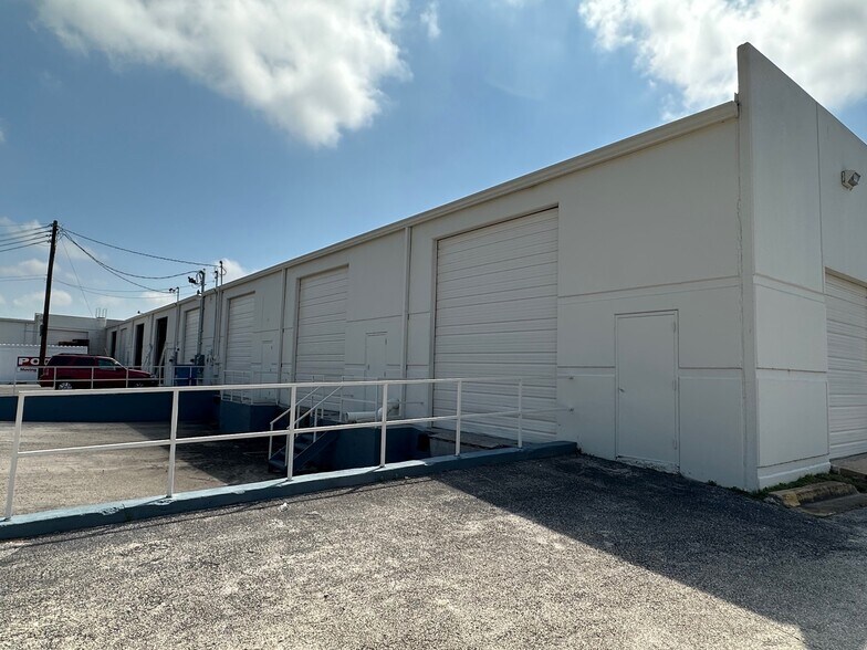 More Photos Of 1300 Smith Rd, Austin Warehouse For Lease