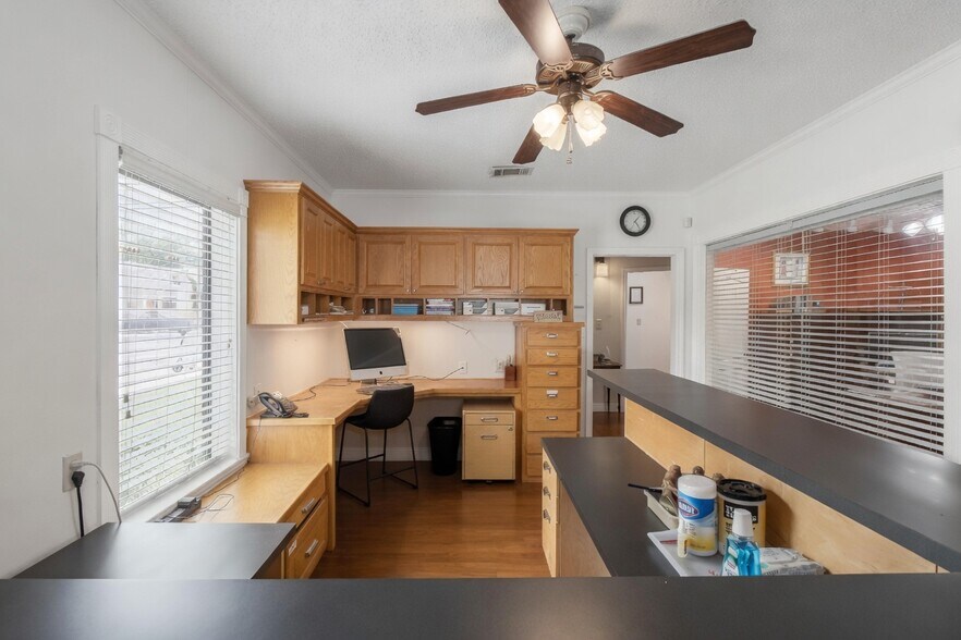 More Photos Of 1715 S 1st St, Austin Office For Sale