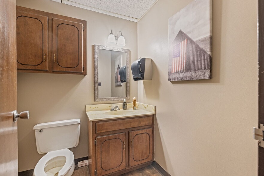 More Photos Of 6580 E Skelly Dr, Tulsa Manufacturing For Sale