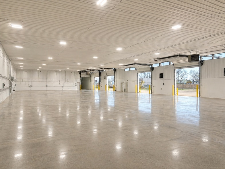 More Photos Of 3430-3436 Washington St, Gurnee Warehouse For Lease