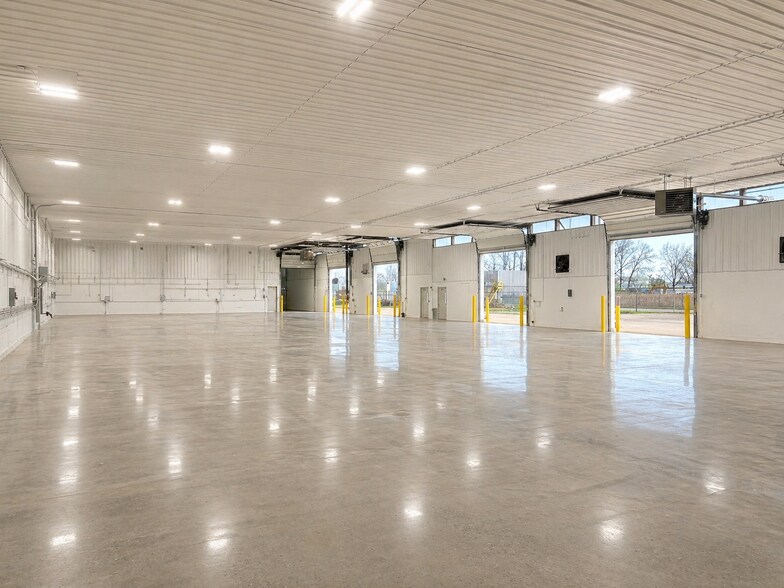 More Photos Of 3430-3436 Washington St, Gurnee Warehouse For Lease
