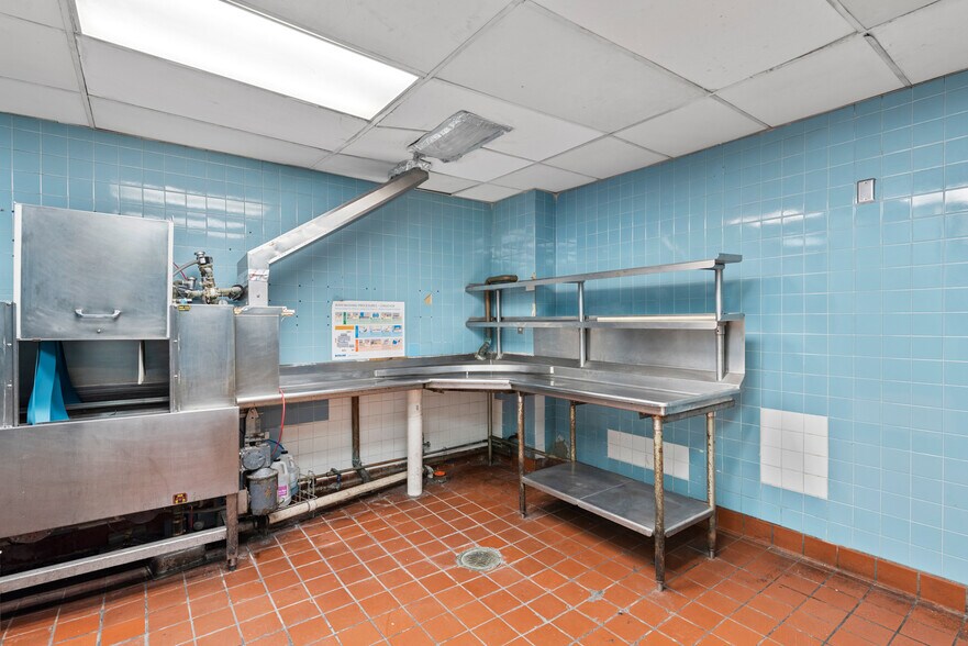 More Photos Of 1028 E Juneau Ave, Milwaukee Hotel For Lease