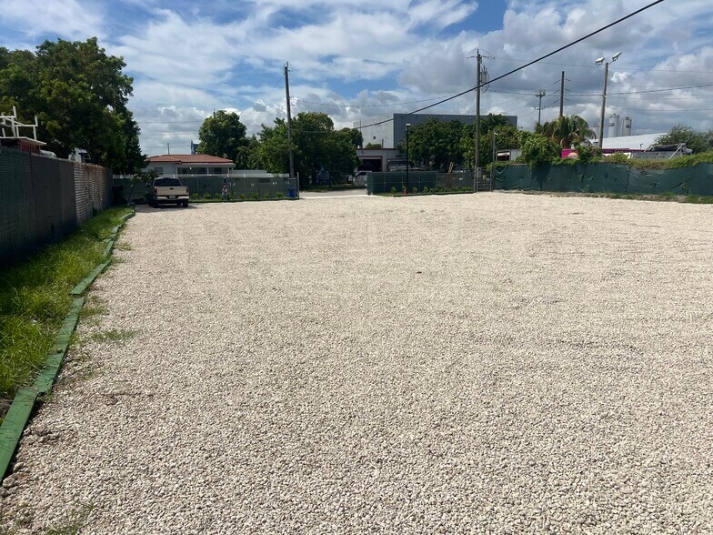 More Photos Of 10839 22nd St, Miami Land For Lease