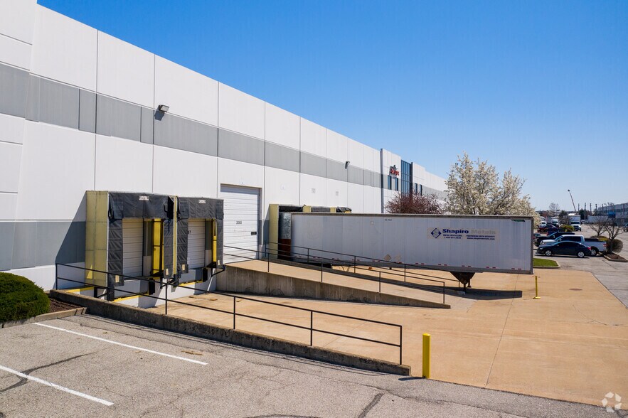 More Photos Of 2081-2089 Corporate 44 Dr, Fenton Warehouse For Lease