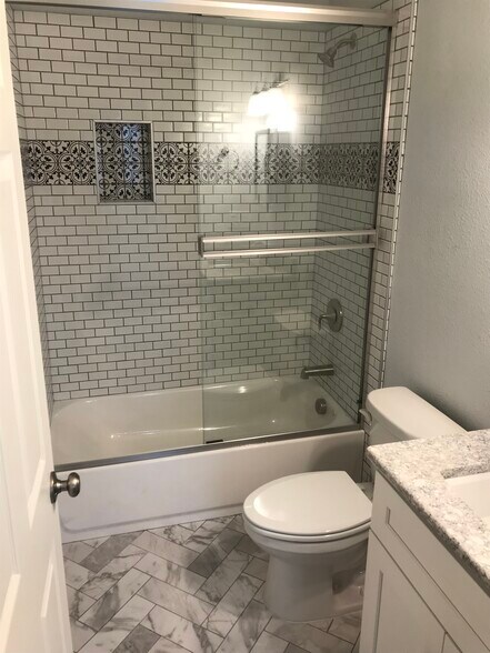 More Photos Of 2620 T St, Sacramento Storefront Retail Residential For Sale