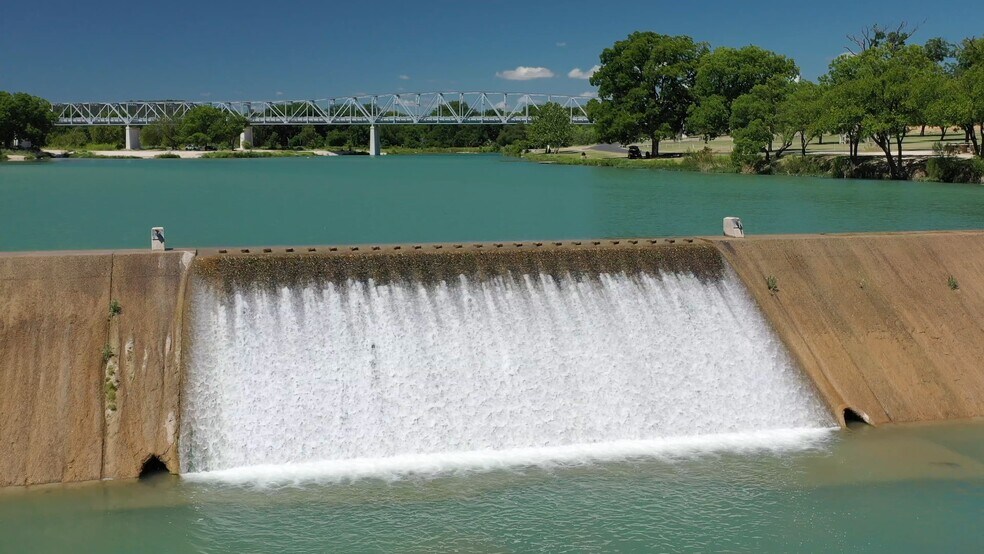 Primary Photo Of 105 N 11th St, Junction General Retail For Sale