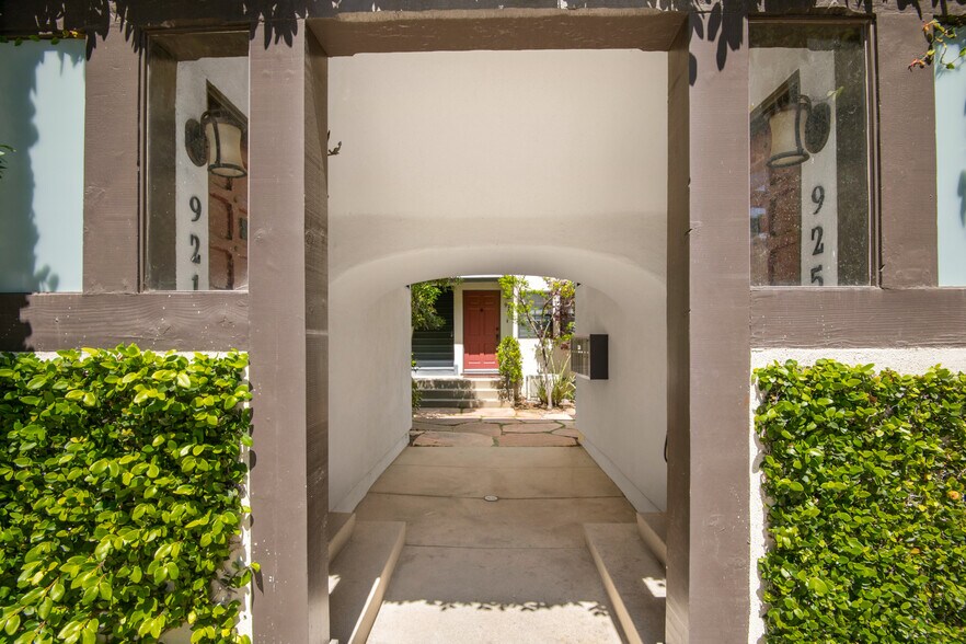 More Photos Of 921-925 16th St, Santa Monica Apartments For Sale