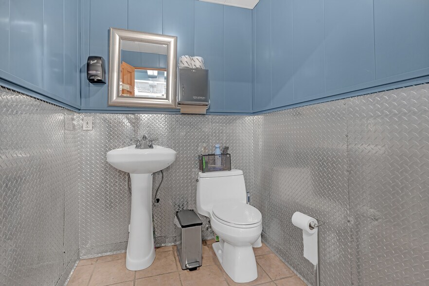 More Photos Of 3114 Tonnelle Ave, North Bergen Showroom For Lease