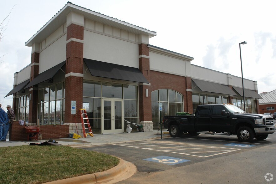 More Photos Of 14225 Market Square Dr, Huntersville Storefront Retail Office For Lease