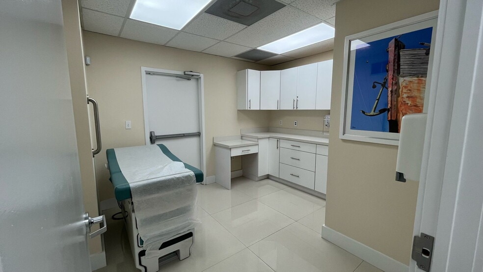 More Photos Of 400-488 NE 125th St, North Miami General Retail For Lease