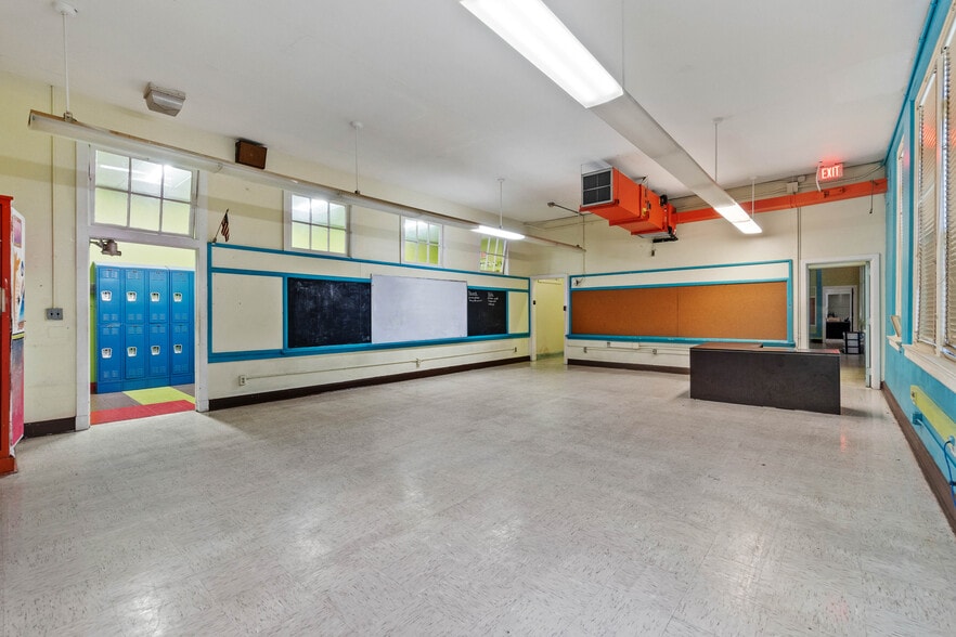 More Photos Of 5710 Wesconnett Blvd, Jacksonville Schools For Lease
