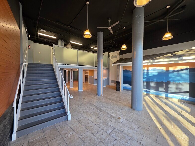 More Photos Of 2745 Veterans Memorial Pky, Victoria Office For Sale