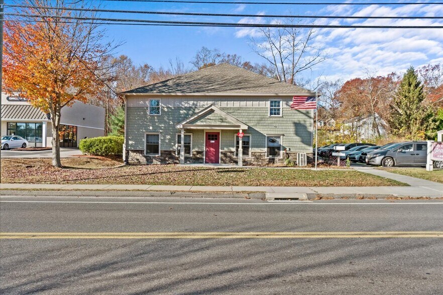 More Photos Of 13 N Main St, East Hampton Showroom For Sale