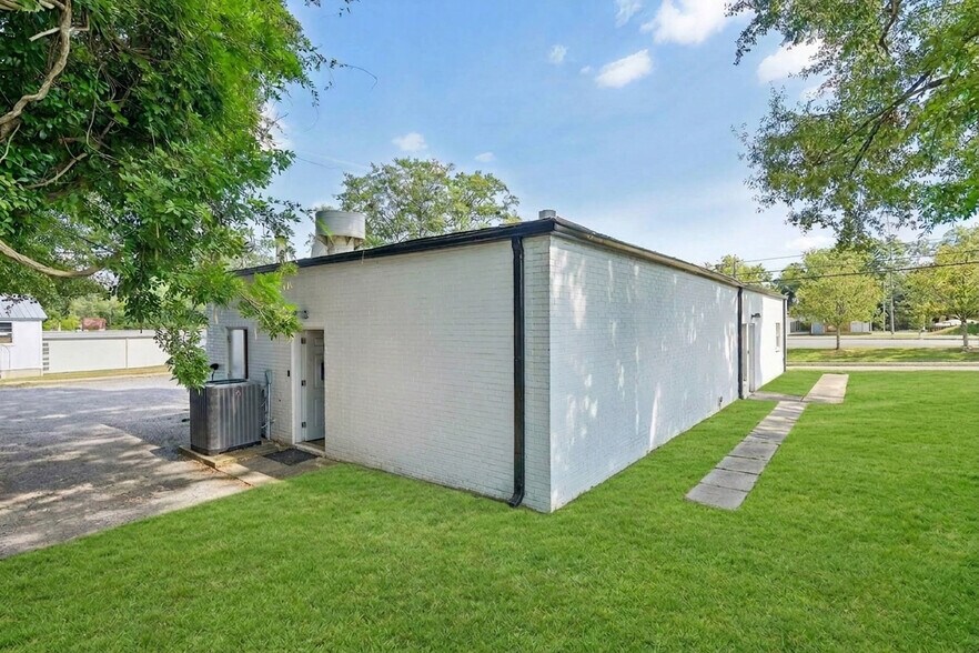 More Photos Of 224 E Broad St, Winder Medical For Sale